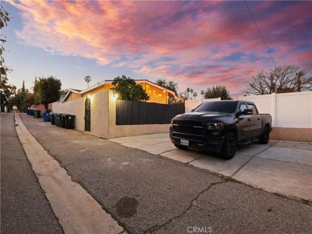 20324 Oxnard Street South, Woodland Hills, CA 91367