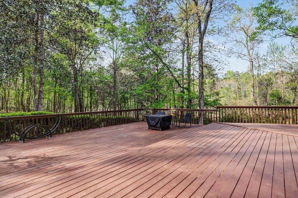 Image 7 of property listing at 439 BEAVER LAKE Road, Tallahassee, FL 32312