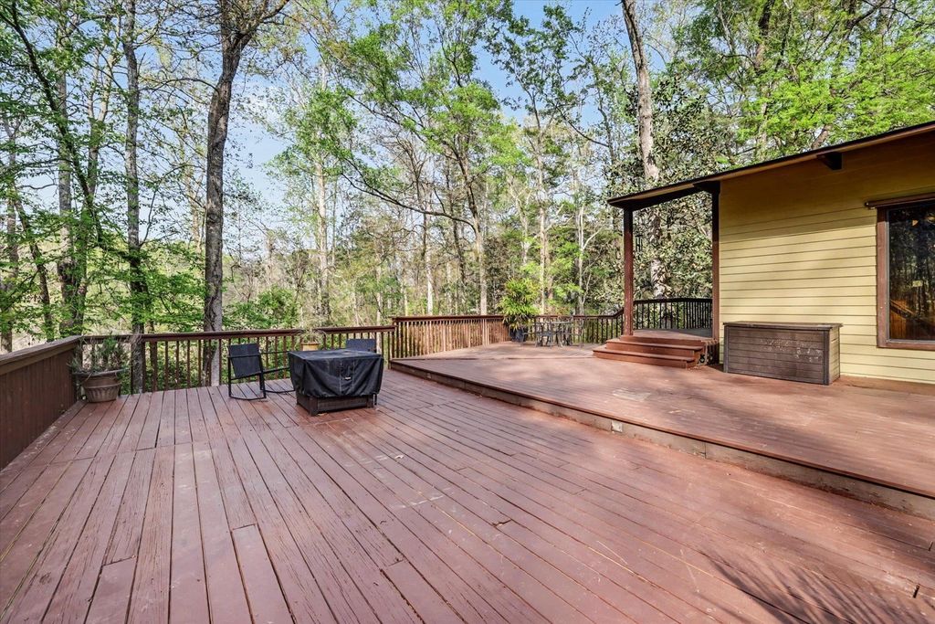 Image 8 of property listing at 439 BEAVER LAKE Road, Tallahassee, FL 32312