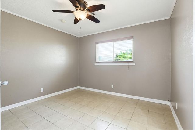 125 Glendale ST, Luling, TX 78648