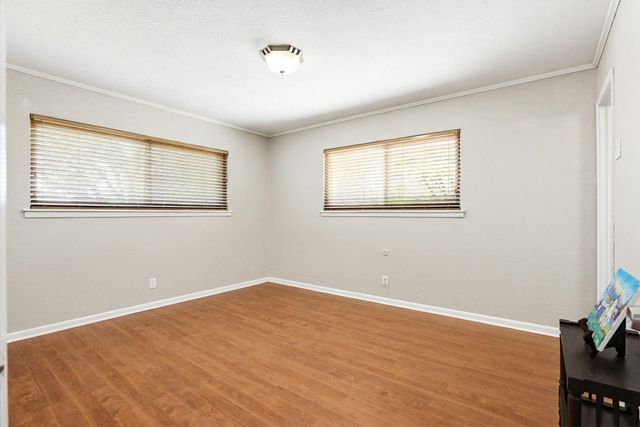 125 Glendale ST, Luling, TX 78648
