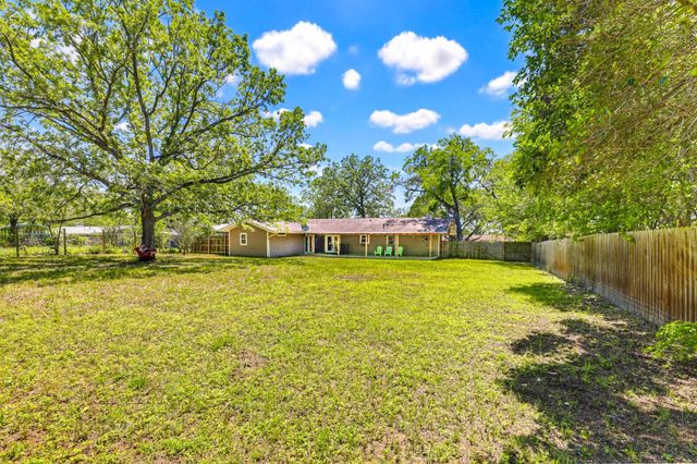 125 Glendale ST, Luling, TX 78648