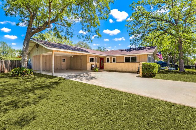 125 Glendale ST, Luling, TX 78648