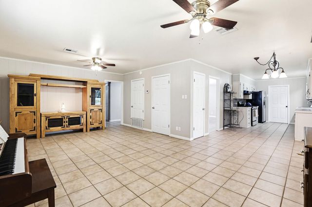 125 Glendale ST, Luling, TX 78648