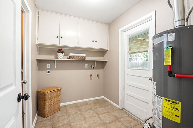 125 Glendale ST, Luling, TX 78648