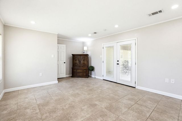125 Glendale ST, Luling, TX 78648
