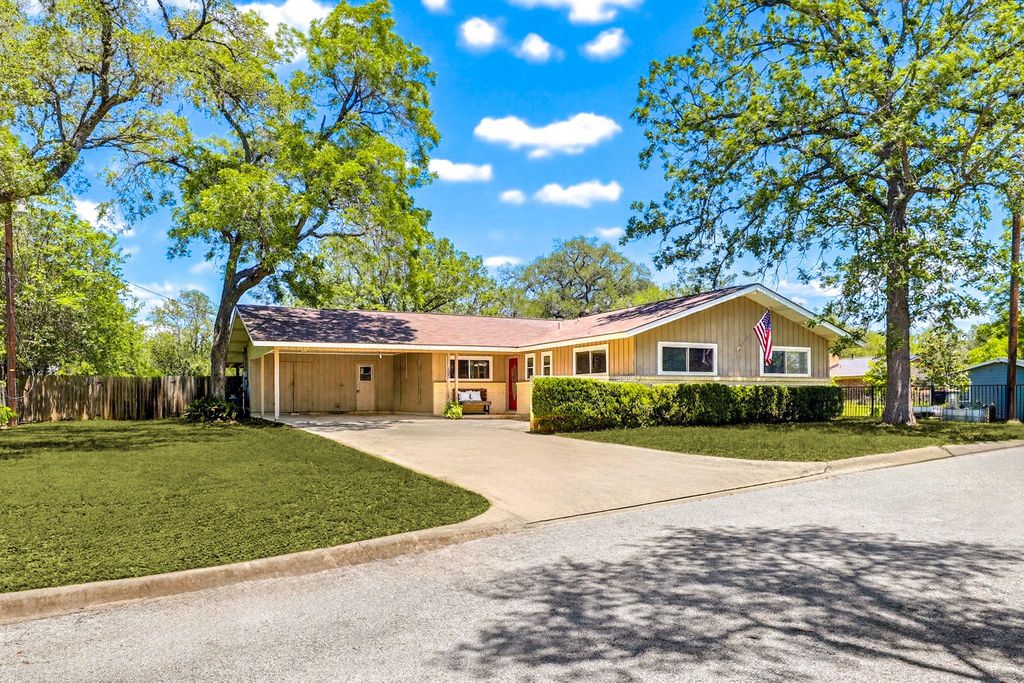 125 Glendale ST, Luling, TX 78648