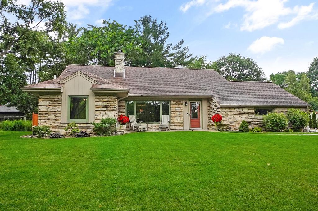 12001 W Underwood PARKWAY, Wauwatosa, WI 53226