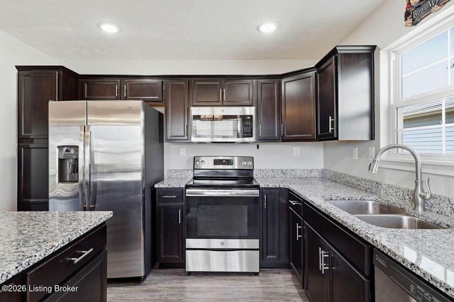 10917 Hidden Trail Ct, Louisville, KY 40229