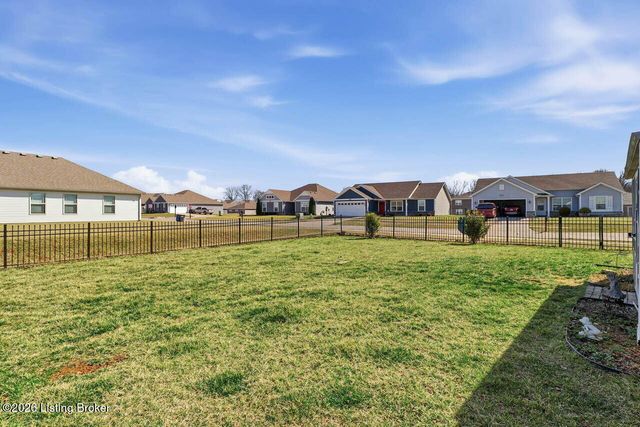 10917 Hidden Trail Ct, Louisville, KY 40229