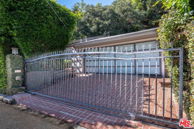 2559 Hutton Drive, Los Angeles, CA 90210