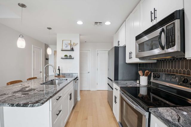 415 Church St Apt 1013, Nashville, TN 37219