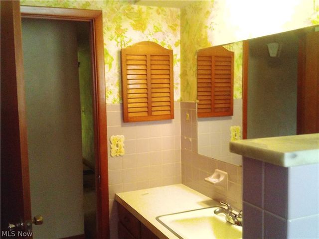 370 North Drive, Lorain, OH 44053