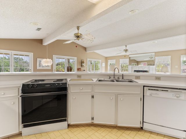 138 Vivian Street, Brazoria, TX 77422