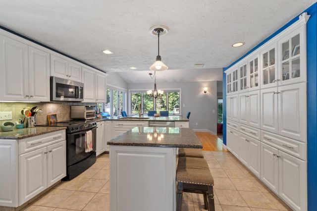 23 Greenwood Road, Andover, MA 01810