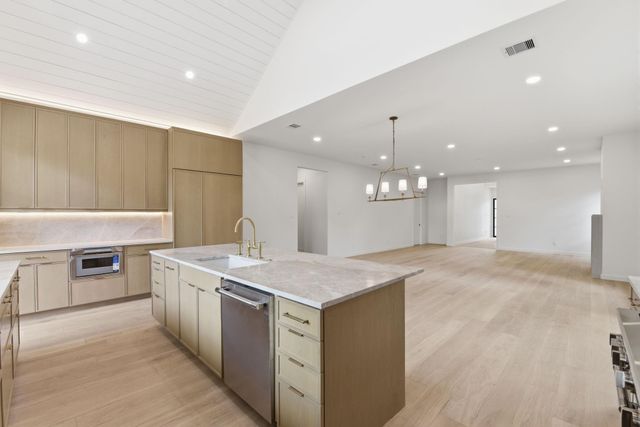 959 Althea Drive, Houston, TX 77018