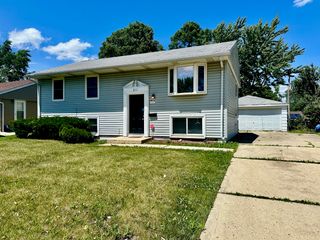 814 Surrey Drive, Streamwood, IL 60107