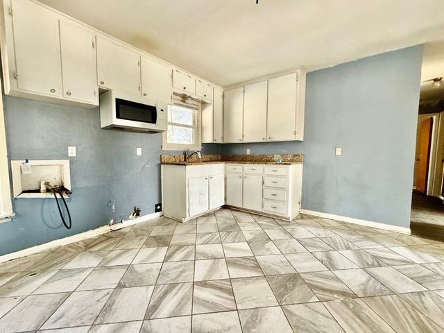 512 NW Lorna Street, Burleson, TX 76028