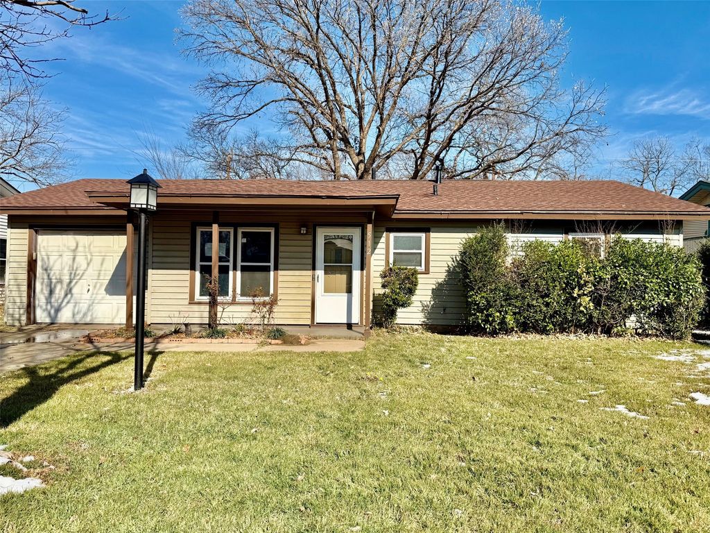 512 NW Lorna Street, Burleson, TX 76028