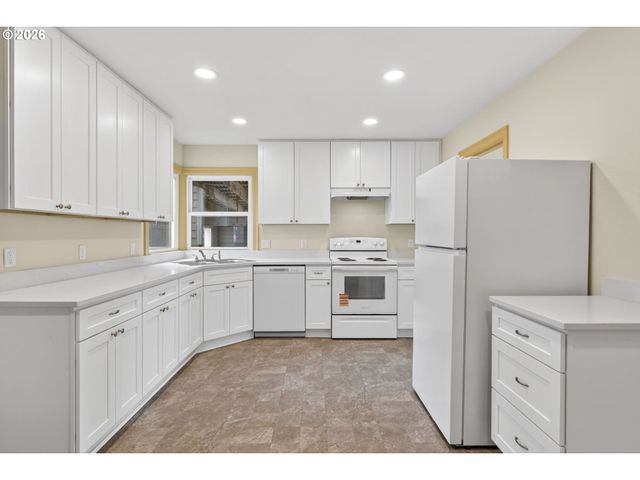 142 HOLMES Ln, Oregon City, OR 97045