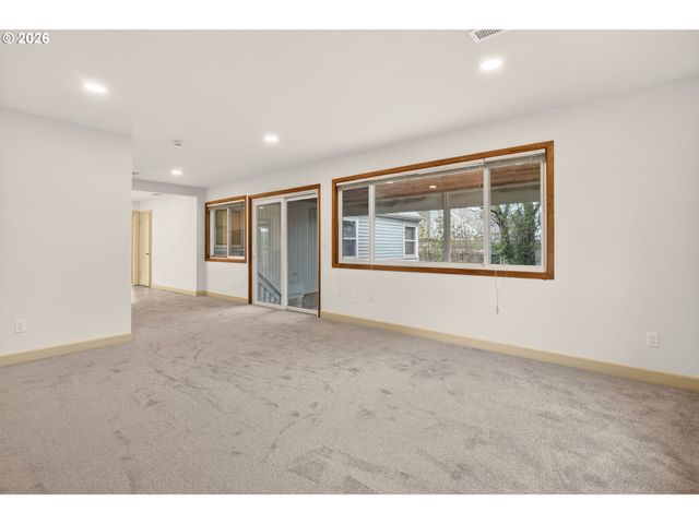 142 HOLMES Ln, Oregon City, OR 97045