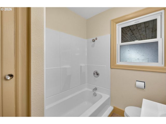 142 HOLMES Ln, Oregon City, OR 97045