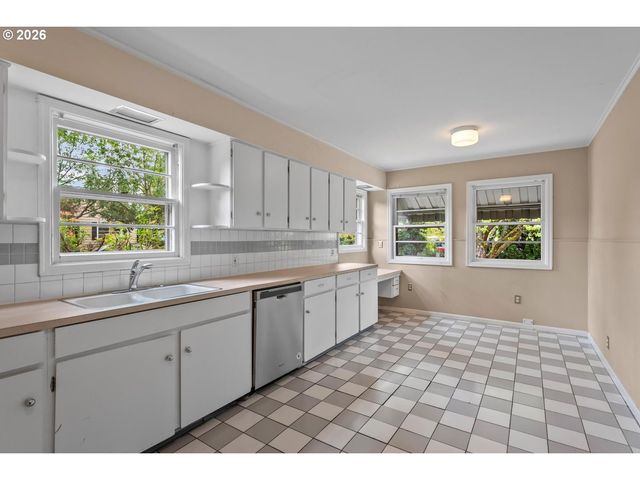 4711 N AMHERST St, Portland, OR 97203