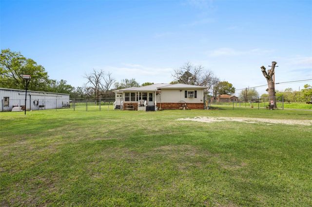 623 N Granger Street, Oakwood, TX 75855