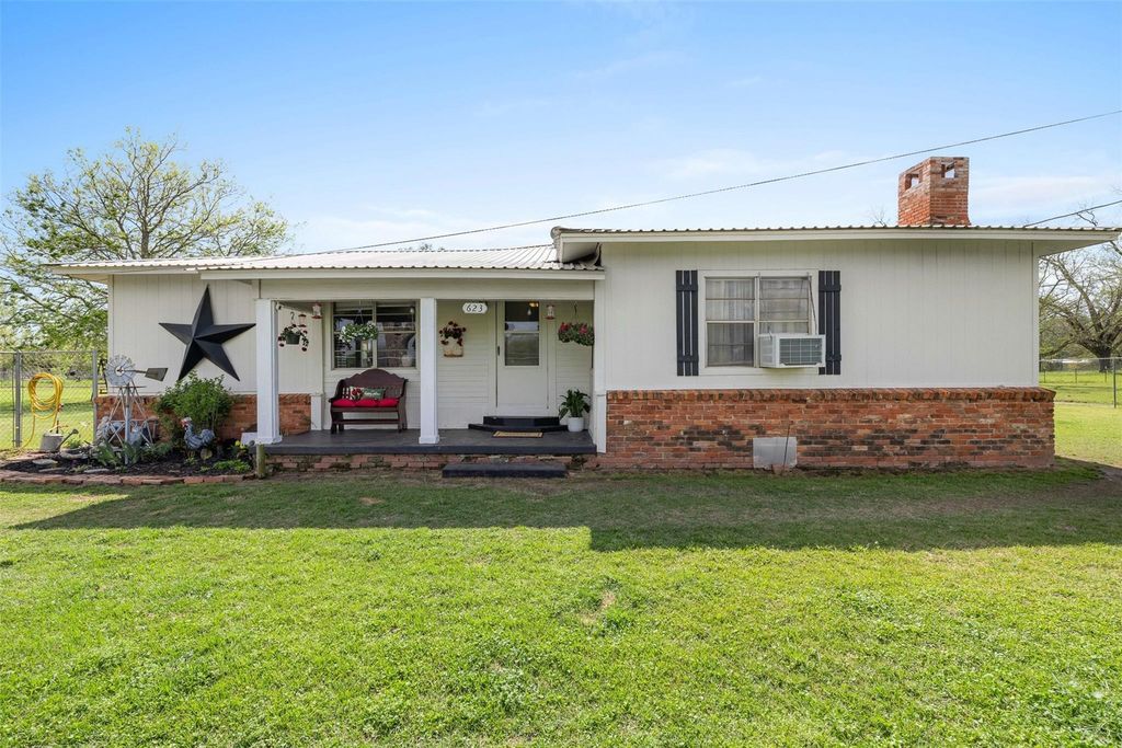 623 N Granger Street, Oakwood, TX 75855