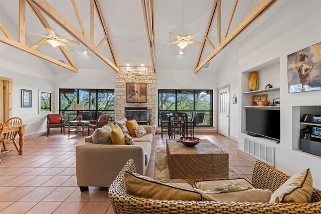 555 Hillsedge RD, Wimberley, TX 78676