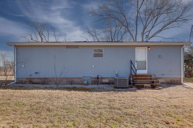 2810 192nd Rd, Winfield, KS 67156