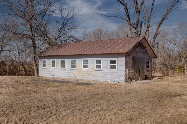 2810 192nd Rd, Winfield, KS 67156
