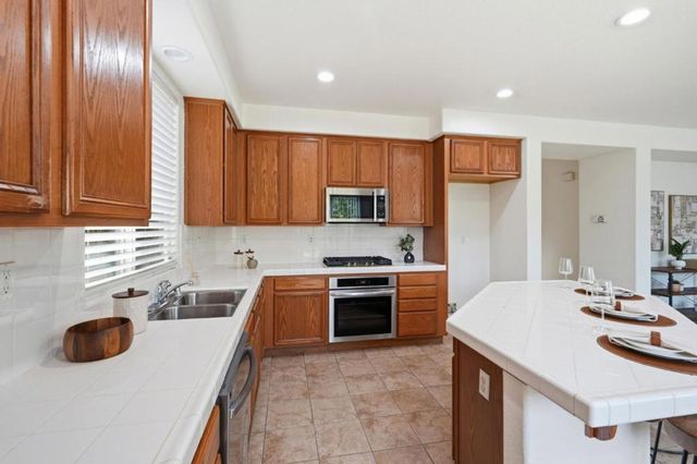 660 Bramblewood Avenue, Lathrop, CA 95330