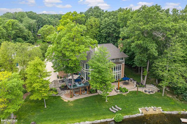 1868 Carsons Cove Cove, Commerce Twp, MI 48390