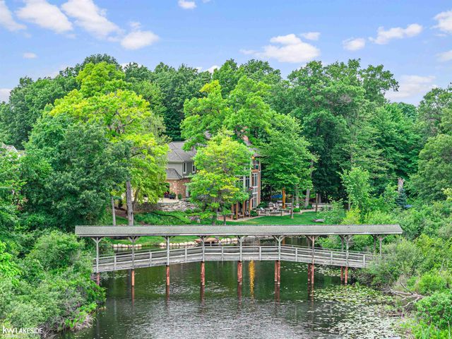 1868 Carsons Cove Cove, Commerce Twp, MI 48390