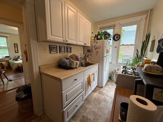 32 Sidlaw Rd 5, Boston, MA 02135