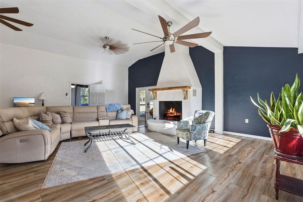 Image 11 of property listing at 43411 STATE ROAD 19, Altoona, FL 32702