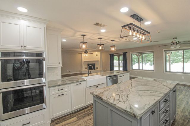 262 W Lake Drive, Livingston, TX 77351