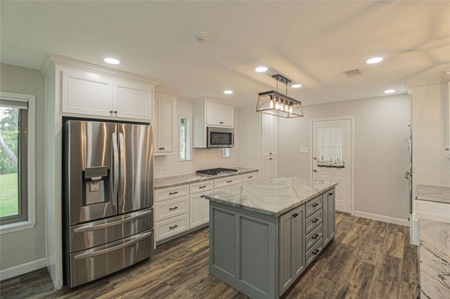 262 W Lake Drive, Livingston, TX 77351