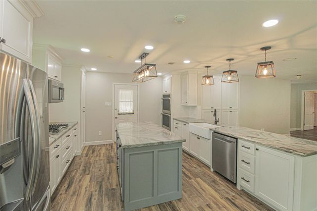 262 W Lake Drive, Livingston, TX 77351