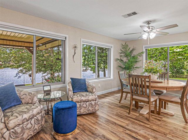 262 W Lake Drive, Livingston, TX 77351
