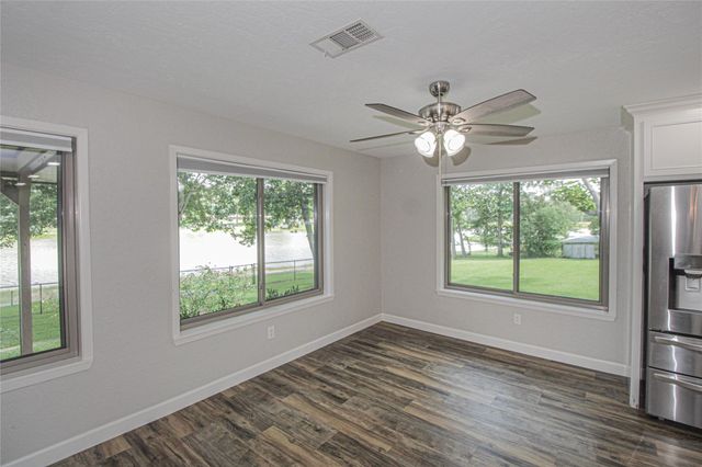 262 W Lake Drive, Livingston, TX 77351