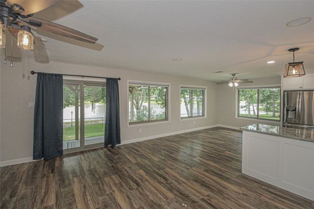 262 W Lake Drive, Livingston, TX 77351