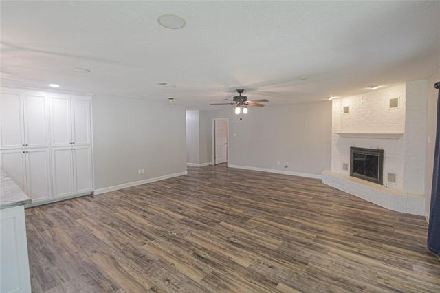 262 W Lake Drive, Livingston, TX 77351