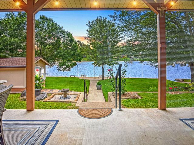 262 W Lake Drive, Livingston, TX 77351
