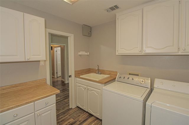 262 W Lake Drive, Livingston, TX 77351