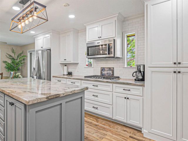 262 W Lake Drive, Livingston, TX 77351