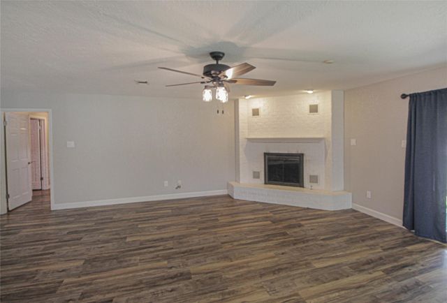 262 W Lake Drive, Livingston, TX 77351