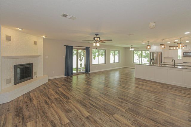 262 W Lake Drive, Livingston, TX 77351