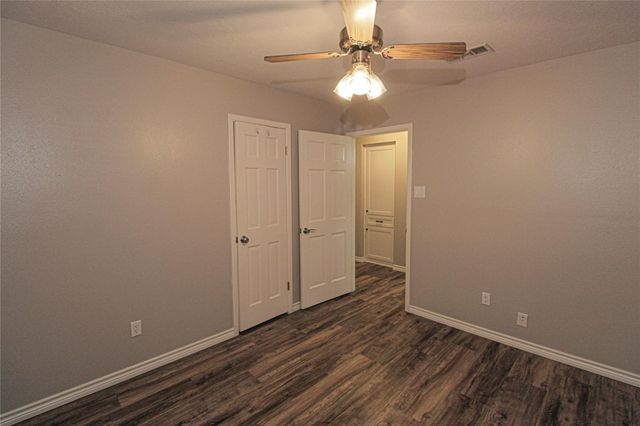 262 W Lake Drive, Livingston, TX 77351